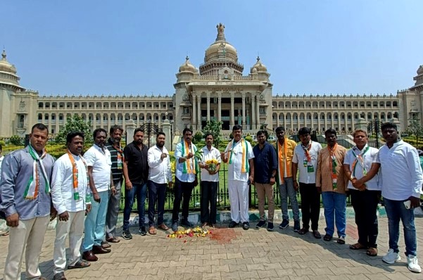 ಗೋಮೂತ್ರದಿಂದ ವಿಧಾನಸೌಧದ ದ್ವಾರ ಶುದ್ಧೀಕರಣಗೊಳಿಸಿದ ಕಾಂಗ್ರೆಸ್ ಮುಖಂಡರು