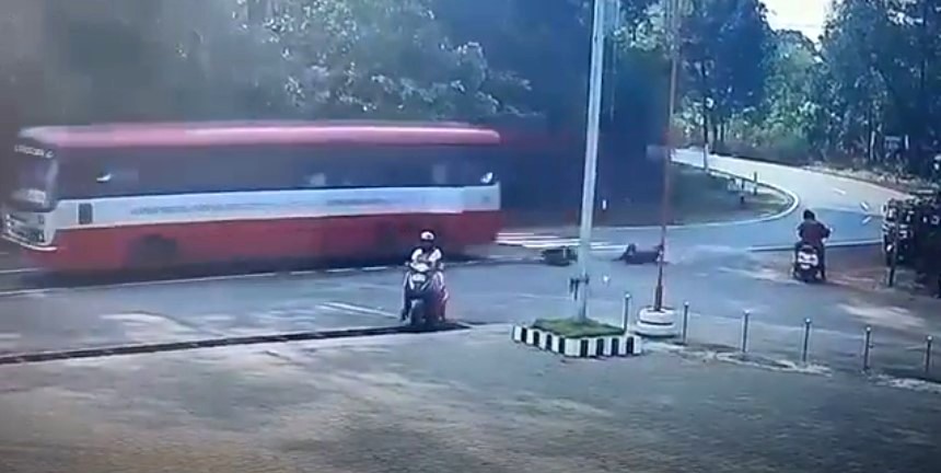 ವೇಗವಾಗಿ ಚಲಿಸುತ್ತಿದ್ದ ಕೆಎಸ್ಆರ್ಟಿಸಿ ಬಸ್ನಿಂದ ಹೊರಗೆಸೆಯಲ್ಪಟ್ಟ ವಿದ್ಯಾರ್ಥಿನಿಯರು! ಭೀಕರ ದೃಶ್ಯ ಸಿಸಿ ಕ್ಯಾಮರಾದಲ್ಲಿ ಸೆರೆ