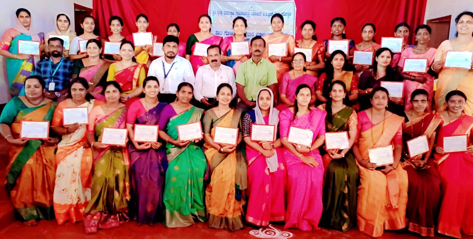 ಬಿಳಿನೆಲೆಯಲ್ಲಿ ಧರ್ಮಸ್ಥಳ ಯೋಜನೆಯಿಂದ ಉಚಿತ ಸಾರಿ ಫೋಲ್ಡಿಂಗ್ ಹಾಗೂ ಸಾರಿ ಗೊಂಡೆ ತರಬೇತಿ ಸಮಾರೋಪ