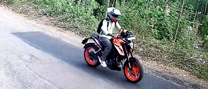 ಕುತ್ತಿಗೆಯಲ್ಲಿದ್ದ ಚಿನ್ನದ ಸರ ಕಸಿದು ಪರಾರಿಯಾದ ಬೈಕ್‌ ಸವಾರ