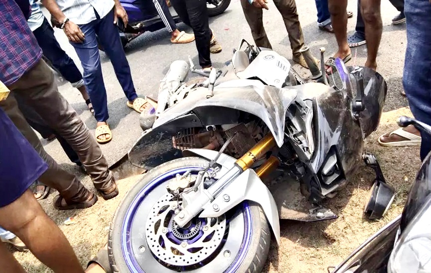 ಡಿವೈಡರ್‌ ಗೆ ಡಿಕ್ಕಿಯಾದ ಬೈಕ್‌- ಸ್ಥಳದಲ್ಲೇ ಸವಾರ ಮೃತ್ಯು; ಇಬ್ಬರಿಗೆ ಗಾಯ