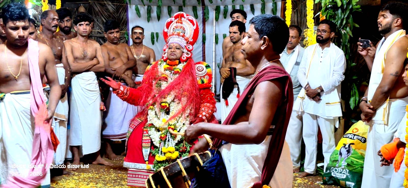 ನೆಲ್ಯಾಡಿ: ಪಟ್ಟೆದಮೂಲೆಯಲ್ಲಿ ದೈವಗಳ ನೇಮೋತ್ಸವ ಸಂಭ್ರಮ; ಹರಕೆಯ ಒತ್ತೆಕೋಲ -ಕಲ್ಲಪಣೆ ತರವಾಡಿನಿಂದ ಭಂಡಾರ ಆಗಮನ – ವೈಭವದ ಮೆರವಣಿಗೆ