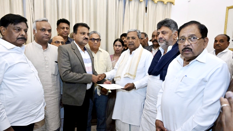 ಸಿಎಂ ಸ್ಥಾನಕ್ಕೆ ಸಿದ್ದರಾಮಯ್ಯ ರಾಜೀನಾಮೆ – ರಾಜ್ಯಪಾಲರ ಅನುಪಸ್ಥಿತಿಯಲ್ಲಿ ಕಾರ್ಯದರ್ಶಿಗೆ ಪತ್ರ ಹಸ್ತಾಂತರ