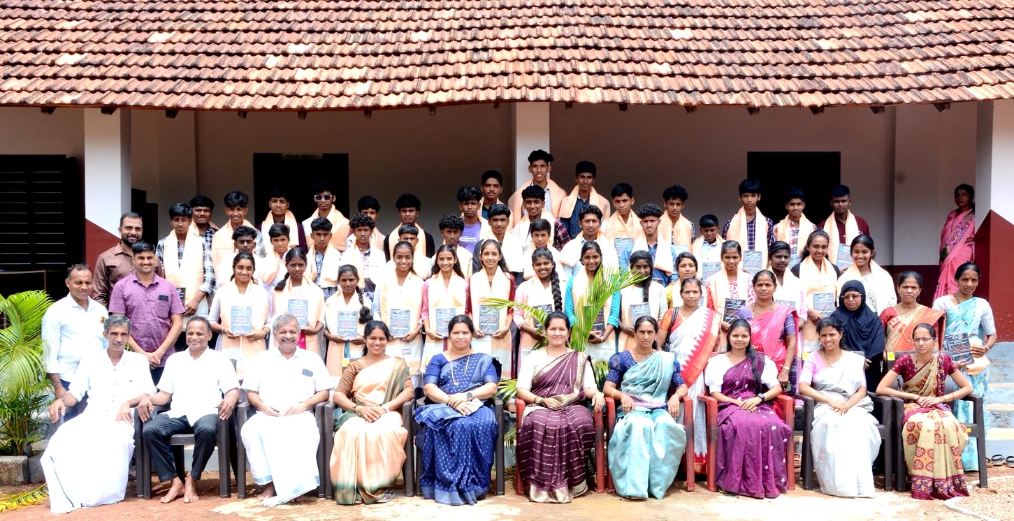 ಅರಸಿನಮಕ್ಕಿ: ಸರ್ಕಾರಿ ಪ್ರೌಢಶಾಲೆಯ ಶೇ.100 ಫಲಿತಾಂಶಕ್ಕೆ ಸೇವಾ ಟ್ರಸ್ಟ್‌ನಿಂದ ವಿದ್ಯಾರ್ಥಿ-ಶಿಕ್ಷಕರಿಗೆ ಸನ್ಮಾನ