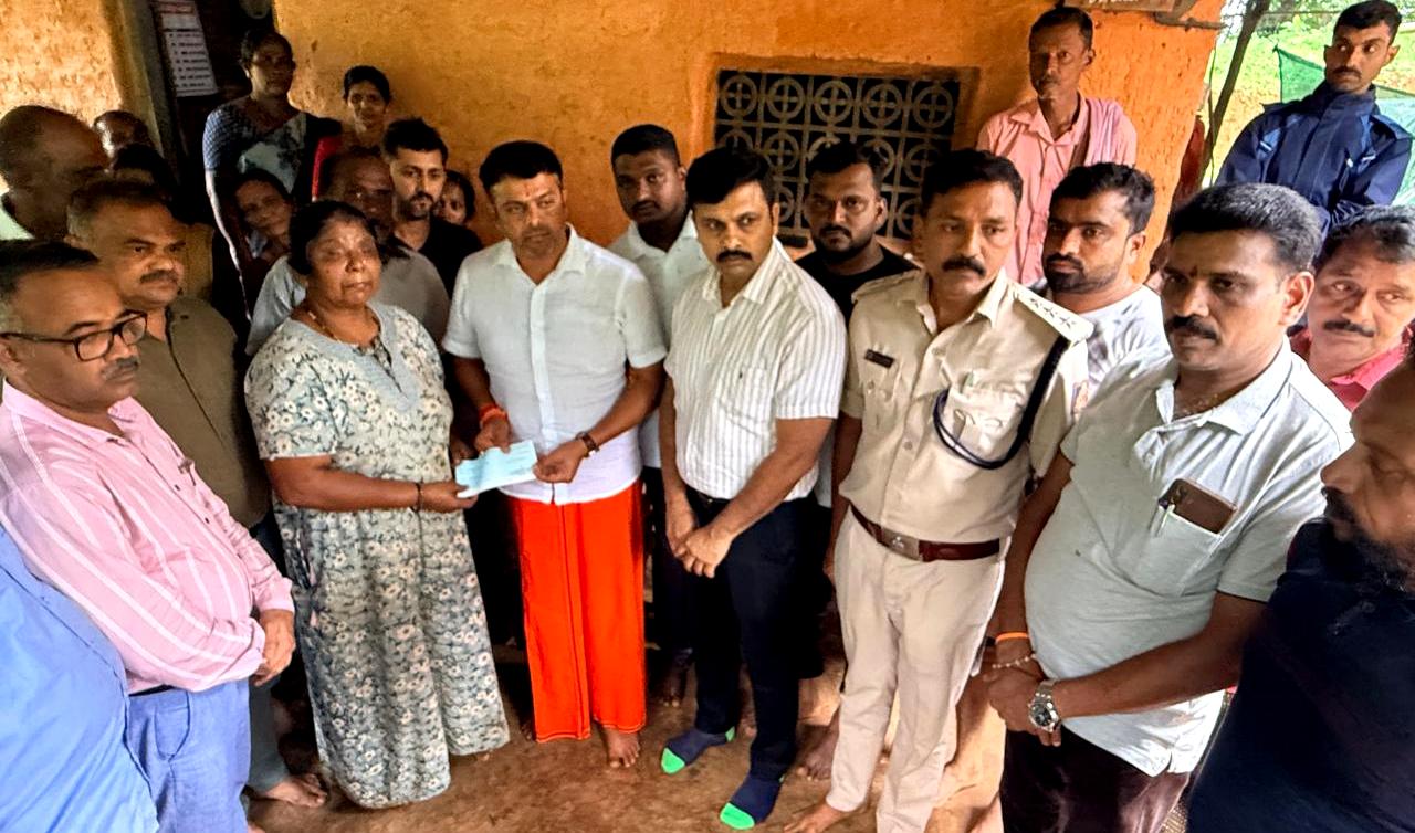 ರೆಖ್ಯಾ: ಕಾಡಾನೆ ದಾಳಿಗೆ ಬಲಿಯಾದ ಬಾಲಕೃಷ್ಣ ಗೌಡರ ಮನೆಗೆ ಶಾಸಕ ಹರೀಶ್ ಪೂಂಜ ಭೇಟಿ: ರೂ.5 ಲಕ್ಷ ಪರಿಹಾರ ಹಸ್ತಾಂತರ