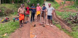 ಇಚ್ಲಂಪಾಡಿ: ಮಳೆಗೆ ಕೊಚ್ಚಿಹೋದ ರಸ್ತೆ – ಗ್ರಾಮಸ್ಥರೇ ಶ್ರಮದಾನದಿಂದ ತಾತ್ಕಾಲಿಕ ದುರಸ್ತಿ; ಶಾಶ್ವತ ಕಾಮಗಾರಿಗೆ ಆಗ್ರಹ