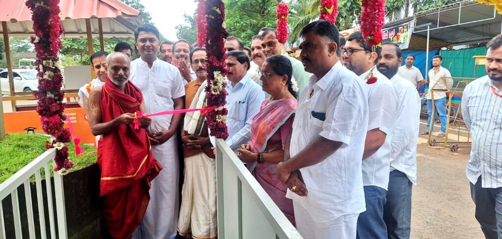 ಕೊಕ್ಕಡ: ಶ್ರೀ ಕ್ಷೇತ್ರ ಸೌತಡ್ಕ ಮಹಾಗಣಪತಿ ದೇವಸ್ಥಾನಕ್ಕೆ ಮಳೆಗಾಲದಲ್ಲಿ ಆಗಮಿಸುವ ಯಾತ್ರಾರ್ಥಿಗಳ ಅನುಕೂಲಕ್ಕಾಗಿ ಬ್ಯಾಂಕ್ ಆಫ್ ಬರೋಡಾ ವತಿಯಿಂದ ₹5 ಲಕ್ಷ ವೆಚ್ಚದಲ್ಲಿ ನಿರ್ಮಿಸಿಕೊಡಲಾದ ರೂಫಿಂಗ್ ಟ್ರಾಲಿಯನ್ನು ಶುಕ್ರವಾರ ದೇವಸ್ಥಾನದ ಪ್ರಧಾನ ಅರ್ಚಕ ಸತ್ಯಪ್ರಿಯ ಕಲ್ಲೂರಾಯ ಅವರು ರಿಬ್ಬನ್ ಕತ್ತರಿಸುವ ಮೂಲಕ ಲೋಕಾರ್ಪಣೆಗೊಳಿಸಿದರು.ಹಬ್ಬ ಹಾಗೂ ರಜಾ ದಿನಗಳಲ್ಲಿ ಸೌತಡ್ಕ ಕ್ಷೇತ್ರಕ್ಕೆ ಭಕ್ತಾದಿಗಳ ಸಂಖ್ಯೆ ಹೆಚ್ಚಿನ ಪ್ರಮಾಣದಲ್ಲಿ ಆಗಮಿಸುತ್ತಿದ್ದು, ಬೇಸಿಗೆಯಲ್ಲಿ ಬಿಸಿಲಿನ ತಾಪಮಾನ ಹಾಗೂ ಮಳೆಗಾಲದಲ್ಲಿ ಮಳೆಯಿಂದ ಭಕ್ತರಿಗೆ ರಕ್ಷಣೆ ಕಲ್ಪಿಸುವ ಉದ್ದೇಶದಿಂದ ಬ್ಯಾಂಕ್ ಆಫ್ ಬರೋಡಾ ವತಿಯಿಂದ ಈ ಸೌಲಭ್ಯವನ್ನು ನಿರ್ಮಿಸಿಕೊಡಲಾಗಿದೆ.ದೇವಸ್ಥಾನದ ವ್ಯವಸ್ಥಾಪನಾ ಸಮಿತಿ ಅಧ್ಯಕ್ಷ ಸುಬ್ರಹ್ಮಣ್ಯ ಶಬರಾಯ ಮಾತನಾಡಿ, ಕ್ಷೇತ್ರಕ್ಕೆ ಆಗಮಿಸುವ ಭಕ್ತಾದಿಗಳ ಅನುಕೂಲಕ್ಕಾಗಿ ಬ್ಯಾಂಕ್ ಆಫ್ ಬರೋಡಾ ವತಿಯಿಂದ ರೂಫಿಂಗ್ ಟ್ರಾಲಿ ನಿರ್ಮಿಸಿಕೊಟ್ಟಿರುವುದು ಶ್ಲಾಘನೀಯ. ಹೆಚ್ಚಿನ ಸಂಖ್ಯೆಯಲ್ಲಿ ಭಕ್ತರು ಆಗಮಿಸುವ ಸಂದರ್ಭದಲ್ಲಿ ಈ ಸೌಲಭ್ಯವು ಉಪಯುಕ್ತವಾಗಲಿದೆ ಎಂದರು.ಕಾರ್ಯಕ್ರಮದಲ್ಲಿ ಕೆಪಿಸಿಸಿ ಪ್ರಧಾನ ಕಾರ್ಯದರ್ಶಿ ರಕ್ಷಿತ್ ಶಿವರಾಮ್, ದೇವಸ್ಥಾನದ ಕಾರ್ಯನಿರ್ವಹಣಾಧಿಕಾರಿ ಯೇಸುರಾಜ್, ವ್ಯವಸ್ಥಾಪನಾ ಸಮಿತಿ ಸದಸ್ಯರಾದ ವಿಶ್ವನಾಥ ಕೊಲ್ಲಾಜೆ, ಪ್ರಶಾಂತ್ ಕುಮಾರ್ ಮಚ್ಚಿನ, ಲೋಕೇಶ್ವರಿ ವಿನಯಚಂದ್ರ ವಳಂಬ್ರ, ಪ್ರಮೋದ್ ಕುಮಾರ್ ರೆಖ್ಯ, ಗಣೇಶ್ ಕಾಶಿ, ಬ್ಯಾಂಕ್ ಆಫ್ ಬರೋಡಾ ಪುತ್ತೂರು ವಿಭಾಗದ ಸಹಾಯಕ ಪ್ರಧಾನ ವ್ಯವಸ್ಥಾಪಕ ಯೋಗೀಶ್, ಆರ್‌ಒ ಭರತ್ ಶೆಟ್ಟಿ, ಶಿಶಿಲ ಶಾಖಾಧಿಕಾರಿ ಯೋಗೀಶ್, ಶಾಖಾ ಪ್ರಬಂಧಕ ರಾಜು ಗುಟಿ, ಅರ್ಚಕ ಸುಬ್ರಹ್ಮಣ್ಯ ತೊಡ್ತಿಲ್ಲಾಯ, ಸೌತಡ್ಕ ಶ್ರೀ ಮಹಾಗಣಪತಿ ದೇವಸ್ಥಾನ ಸಂರಕ್ಷಣಾ ವೇದಿಕೆ ಅಧ್ಯಕ್ಷ ಪ್ರಶಾಂತ ರೈ ಅರಂತಬೈಲು, ಮಾಜಿ ವ್ಯವಸ್ಥಾಪನಾ ಸಮಿತಿ ಸದಸ್ಯರಾದ ವಿಶ್ವನಾಥ ಶೆಟ್ಟಿ ಶ್ರೀಮಾತಾ ಹಾಗೂ ಗಣೇಶ ಪಿ.ಕೆ. ಪಿಜಿನಡ್ಕ, ಗುತ್ತಿಗೆದಾರ ಹರೀಶ್, ರೈತ ಸಂಘದ ಮುಖಂಡ ರೂಪೇಶ್ ರೈ ಅಲಿಮಾರು, ದೇವಳದ ಸಿಬ್ಬಂದಿ ಸೇರಿದಂತೆ ಹಲವರು ಉಪಸ್ಥಿತರಿದ್ದರು.
