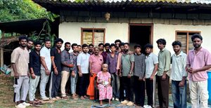 ಕೊಕ್ಕಡ: ಒಂಟಿ ಬದುಕಿನ ಹೊನ್ನಮ್ಮಗೆ ಆಸರೆಯಾದ ಸೇವಾ ತಂಡ -ನೆರವು ಹಸ್ತಾಂತರ